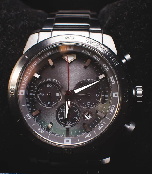 Siyah dairesel arka planda paslanmaz çelikten değerli kronograf saati - logolar, marka veya herhangi bir şey yüzde yüz ticari olarak silindi.