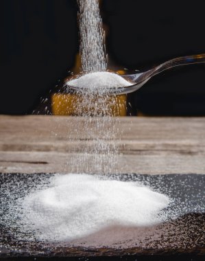 tuz bir tencerede tuz dökme