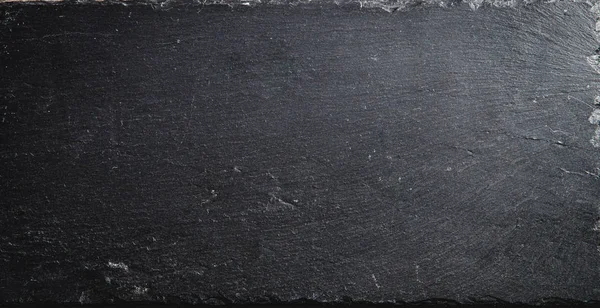 boş kayrak - ahşap masa açık havada üzerinde siyah servis tabağı.