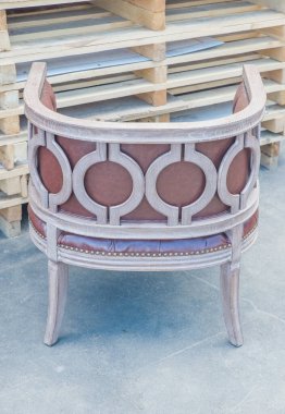 Beyaz bir duvara karşı üç retro sandalye.