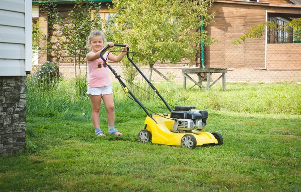 Anak Laki Laki Pirang Kecil Bermain Dengan Mesin Pemotong Rumput — Stok Foto