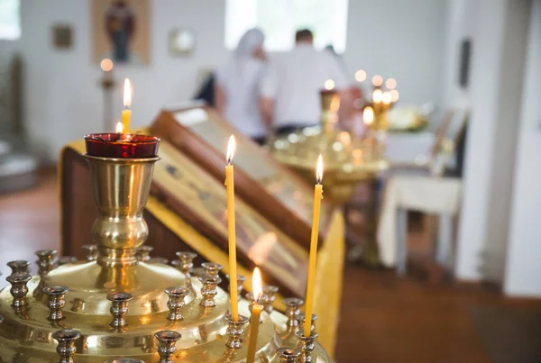 Dopning Kyrkan Stor Skål Med Vatten För Dopet Baby Med — Stockfoto