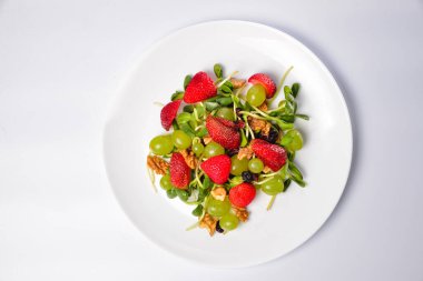 Mikro yeşillikli nohut ve sebze salatası, sağlıklı ev yapımı vejetaryen yemeği, vejetaryen diyeti, vitamin atıştırmalığı.