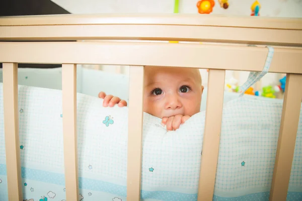 Beşikte duran çok tatlı bebek gülümsüyor.