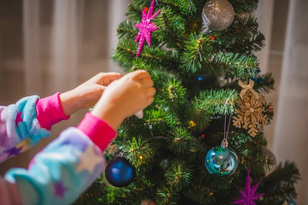 Κοριτσάκι Ντυμένο Τάρανδο Ροδόλφος Στολίζει Ένα Χριστουγεννιάτικο Δέντρο — Φωτογραφία Αρχείου