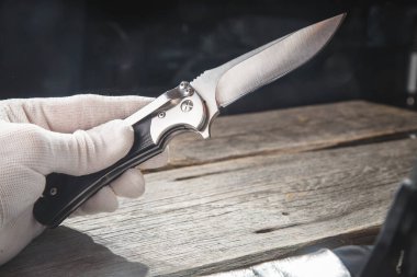 Bir bıçak / arbede silahı ile saldırıyor. Karanlıkta siyah bir siluet.