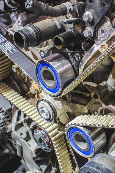 Araba tamircisi zamanlama kemerini değiştiriyor