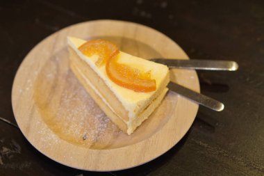 dilim portakal ve pasta üzerinde ahşap çanak hizmet