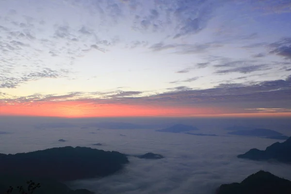 Morgen Goldene Stunde Sonnenaufgang Über Dem Berg Und Nebel — Stockfoto