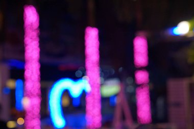 dışarı-in odak gece ışık ve bokeh arka plan ile pembe renk