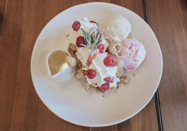 달콤한 디저트 바닐라 아이스크림 딸기와 상단에 — 스톡 사진