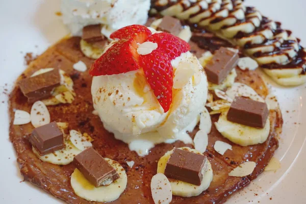 바나나 조각과 초콜릿 요리에 아이스크림 — 스톡 사진