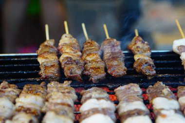 Kömürle kızartılmış domuz eti ve biftek, biraz da duman. 