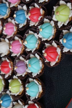 Geleneksel Tayland tatlıları, Khanom Ja Mongkut ya da yumurta sarısı, hindistan cevizi sütü, şeker ve undan yapılmış taçlandırılmış sarı tatlılar.