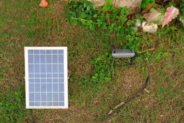 Parktaki güneş panelleri, temiz enerji ve bahçedeki kurşun ışık için elektrik.