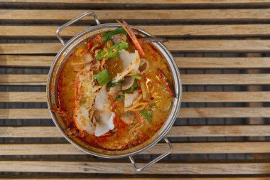 Tom Yum kung güveç, Baharatlı Ekşi Çorba ve dev tatlı su karidesi, Tayland geleneksel yemeği, Tayland