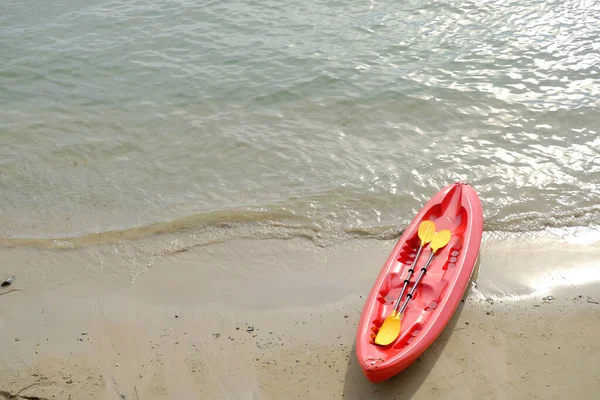 Красная Лодка Пляже Байдарка — стоковое фото
