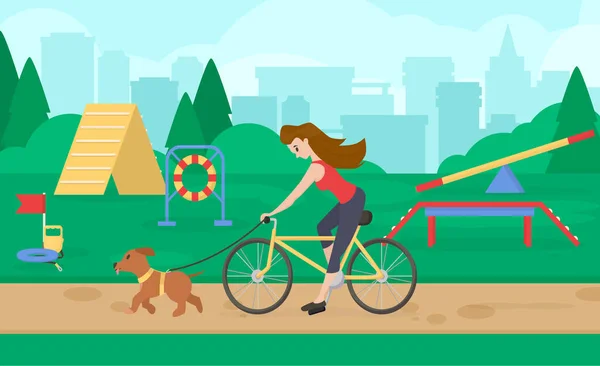 Una mujer montada en bicicleta, el perro corre. Parque de entrenamiento de perros con equipo deportivo. .. Cinología. Vector plano . — Vector de stock