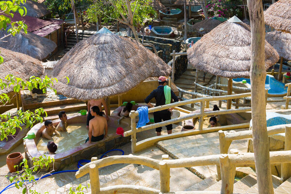  Нячанг, Вьетнам - 7 мая 2015 года: В спа-курорте Thap Ba Hot Springs с горячими грязевыми ваннами и минеральными источниками люди принимают оздоровительную ванну
 