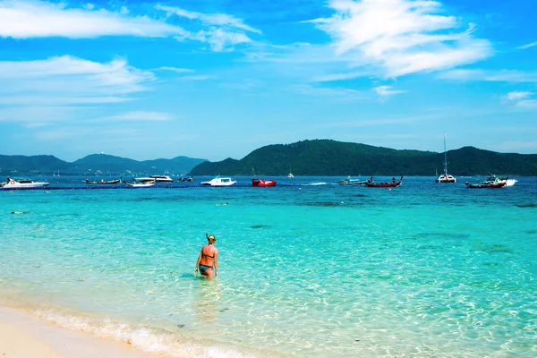 Playa Plátano Isla Coral Día Soleado Phuket Tailandia Mujer Bucear —  Fotos de Stock