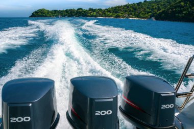 Bir tekne ile muz Coral Beach (Koh He) Adası, Phuket, Tayland bırakarak üç güçlü motor arası güzel bir köpüklü izi. 