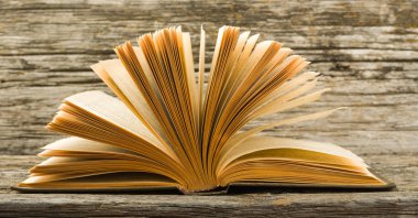 ahşap arka plan üzerinde eski açık kitap 