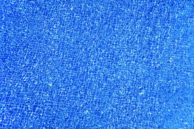 Mavi fayans ile havuzda suyun yüzeyi. Soyut doku arka planı 