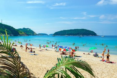 Turistler Nai Harn Beach - Phuket, Tayland en iyi plajlarından.
