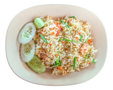 Karides, sebze ve beyaz izole limon dilimi ile Tay kızarmış pilav 