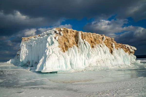 Şarga Doğan Adası Kışın Baykal Gölü Nde Güzel Buz Sarkıtlarıyla — Stok fotoğraf