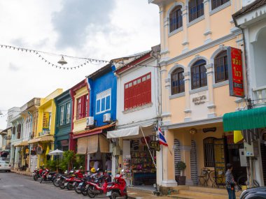 Krabi road, Phuket town, Tayland - 5 Haziran 2019: Phuket Old Town'daki eski güzel renkli evler. 