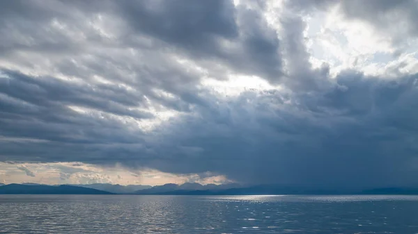 Akşam Bulutlu Gökyüzü Deniz Kıyı Dağları Üzerinde — Stok fotoğraf