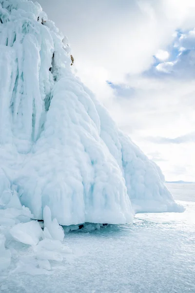 Enorme Bloco Gelo Pendurado Sobre Superfície Lago Baikal Sibéria Rússia — Fotografia de Stock