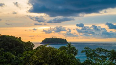 Güzel deniz manzarası, akşamları gün batımı ve Pu adası. Phuket Adası, Tayland.