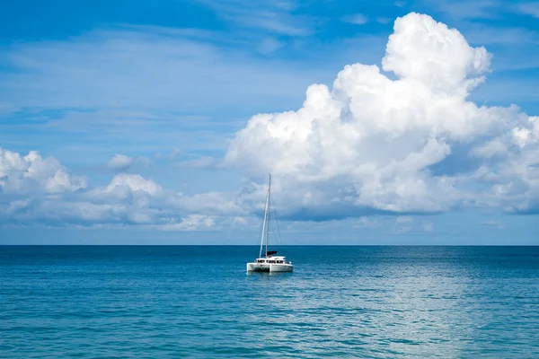 Catamarán Mar Sobre Fondo Cielo Azul Con Nubes — Foto de Stock