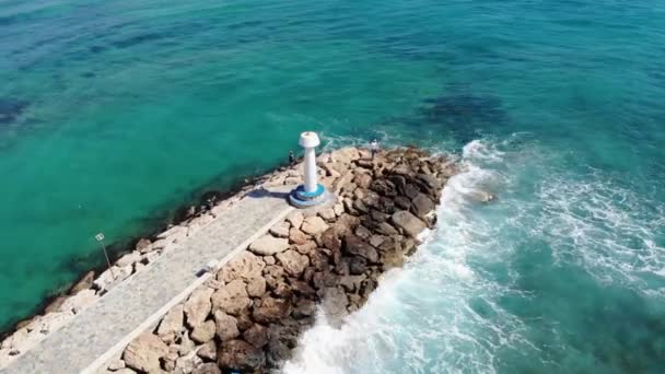 夏の晴れた日には 防波堤と海の上の灯台の周りのドローン飛行 上からの眺め Ayia Napa キプロス — ストック動画