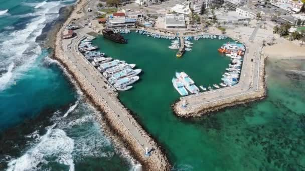 Drone Aéreo Largo Tiro Mar Porto Com Barcos Iates Dia — Vídeo de Stock