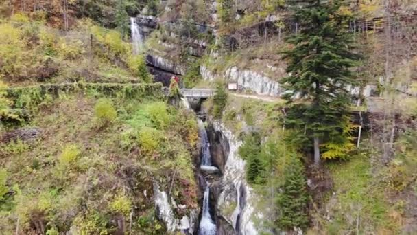 Wasserfall Über Dem Hallstattdorf Salzkammergut Oberösterreich Die Berge Sind Mit — Stockvideo