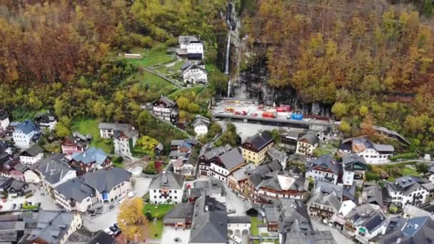 Avusturya Nın Yukarısındaki Salzkammergut Taki Hallstatt Köyünün Üzerinde Şelale Dağlar — Stok video