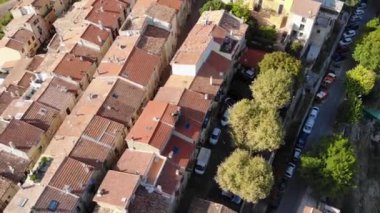 Güneşli bir günde Fransız Rivierası 'nda Castellar köyünün kırmızı kiremitli çatıları olan evlere bakıyorum. Yukarıdan bak. 4K 60fps