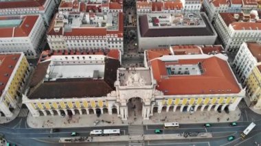 Rua Augusta ve ünlü Augusta Kemeri Lizbon, Portekiz 'de. 4K içinde hava görüntüsü