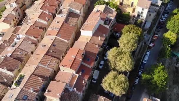 在阳光灿烂的一天 俯瞰着法国里维拉市Castellar村红色砖瓦屋顶的房屋 从上面看4K 60Fps — 图库视频影像