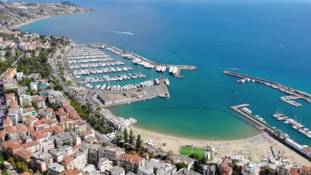 夏の日に美しいイタリアの海辺の町の空中ビュー 赤いタイル張りの屋根を持つ海 ヨットや家の景色 上からの眺め イタリアのサンレモ — ストック動画