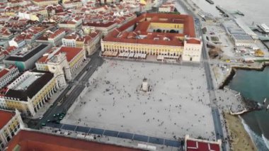 Lizbon, Portekiz 'in havadan görünüşü. Deniz manzarası, ticaret meydanı ve ünlü Augusta Kemeri.