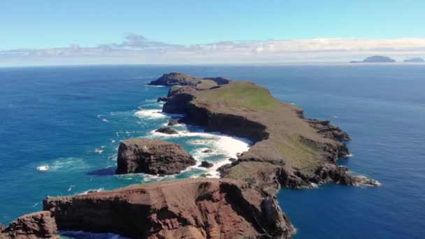 Luchtdrone Uitzicht Een Eiland Oceaan Een Zonnige Zomerdag Blauwe Lucht — Stockvideo