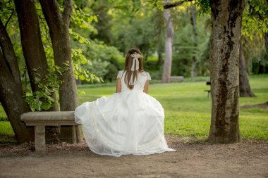 Bir parkta komünyon elbiseli kız