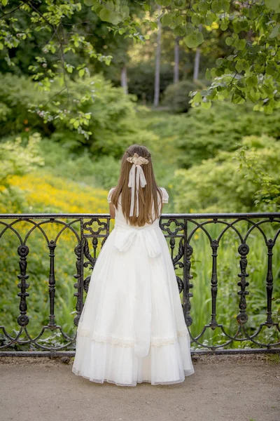 Menina Vestido Comunhão Parque — Fotografia de Stock