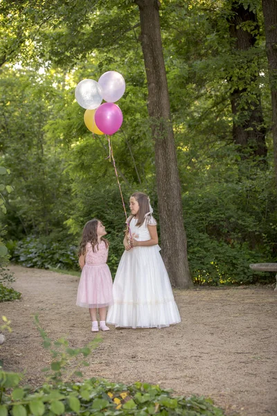 Bir parkta komünyon elbiseli kız