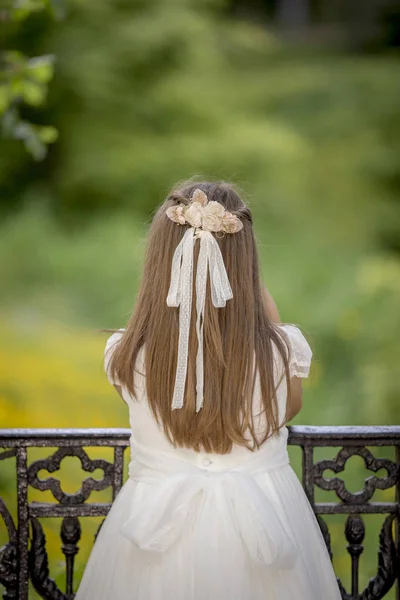 Bir parkta komünyon elbiseli kız