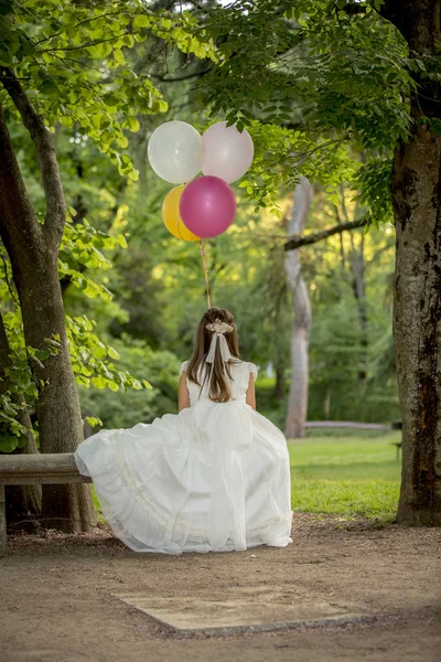 Menina Vestido Comunhão Parque — Fotografia de Stock